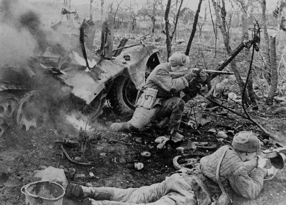 Автоматчики Красной Армии, занявшие позицию у разбитого немецкого тягача Sd.Kfz.11. Фото: waralbum.ru