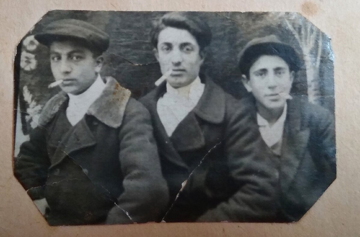 Мой дед по папе - Бабкен Амаякович - с друзьями. Это еще в Армении. 