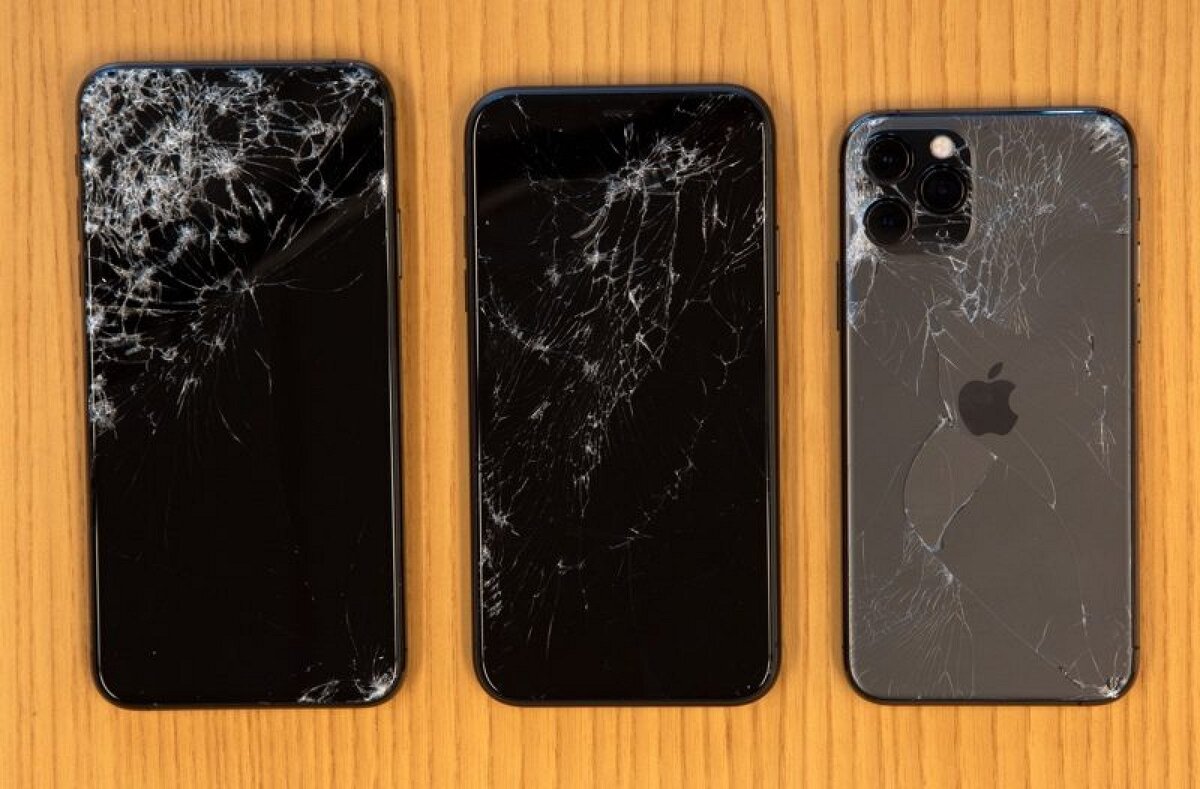 фото трех версий разбитых Iphone 11