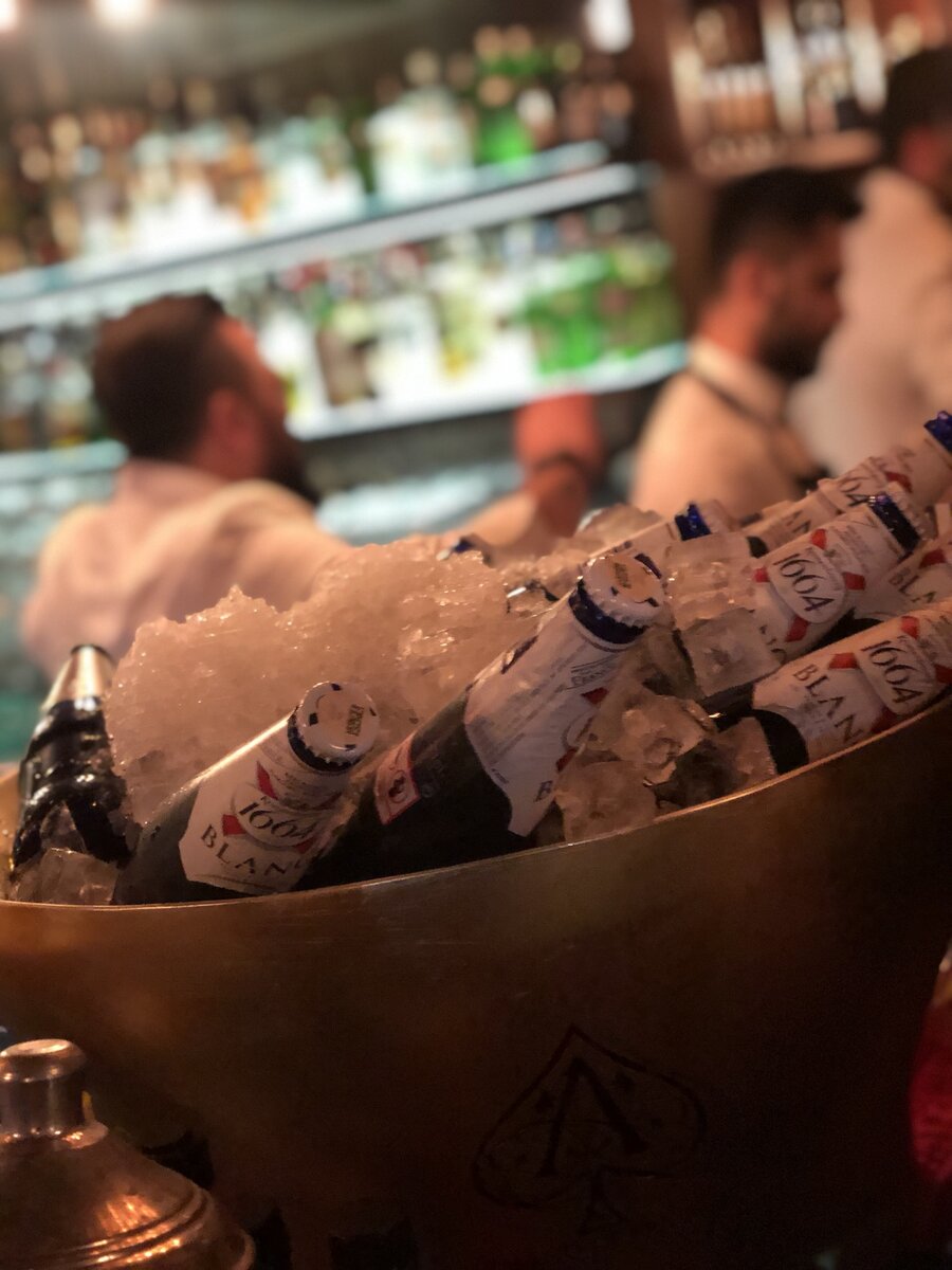 Интересный декор на барной стойке