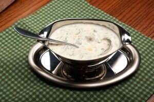     Сначала приготовим соус. Для этого на раскаленной сковороде обжарить муку до светло-серого цвета. Подождите 5 минут пока она остынет и порциями вливайте воду, постоянно помешивая. Как только все комочки распадутся, добавьте сметану и еще хорошенько перемешайте. Массу поставьте на медленный огонь на 5 минут, посолите. Возьмите сито и процедите смесь. Затем доведите до кипения.   