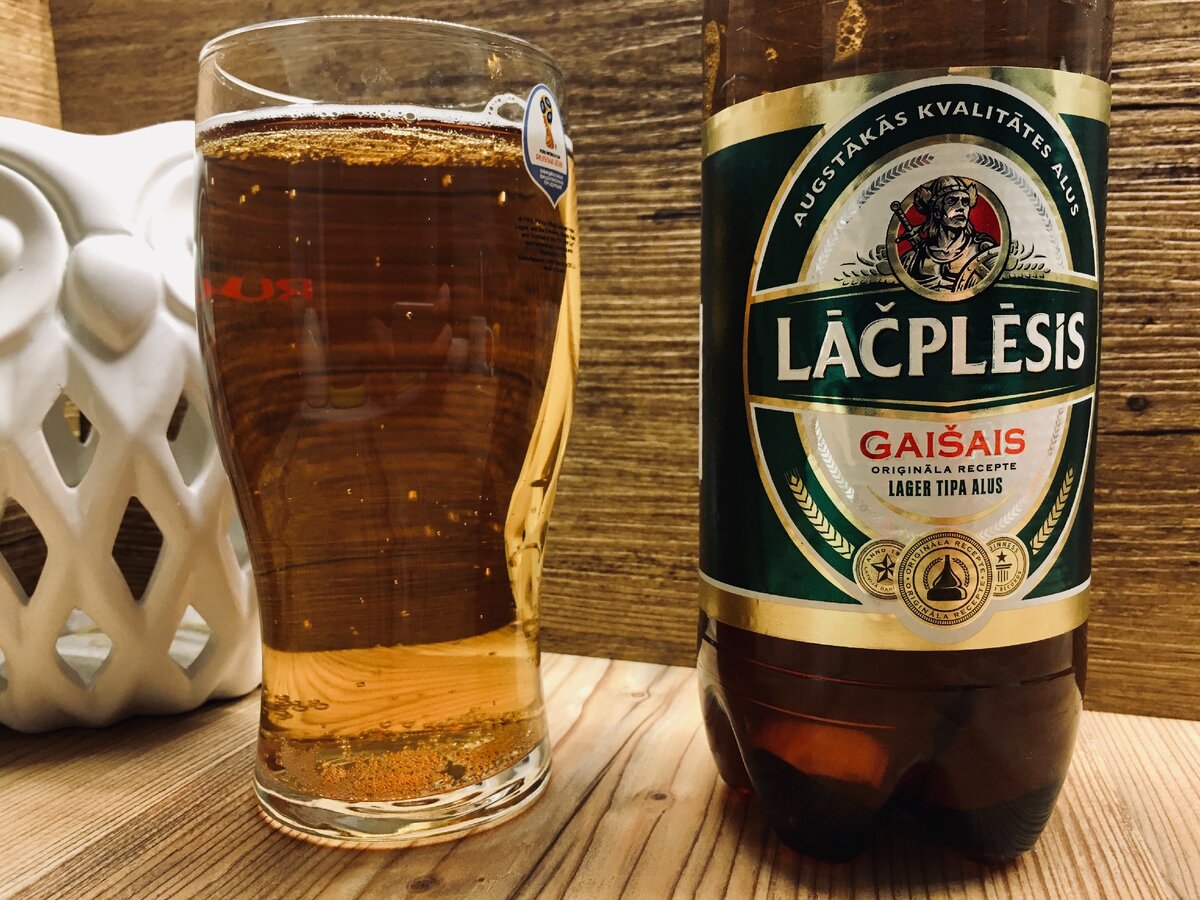 Пиво Lāčplēsis Gaišais Alus в бокале.