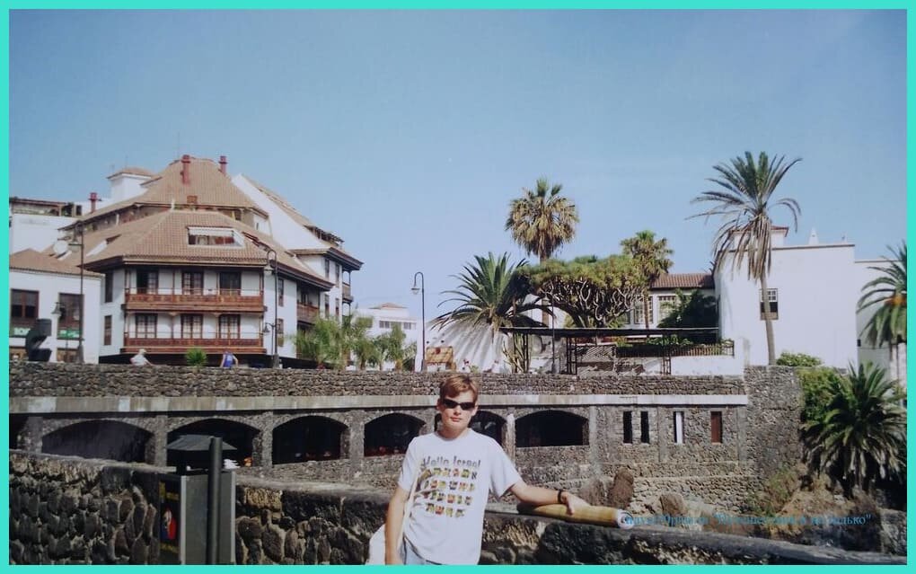 вид на старую часть города от пляжа