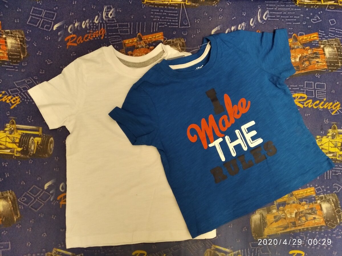 В одной упаковке было 2 футболки. Размер на 104см. Стоимость двух штук 160р. Минус только то, что по длине футболки разные.