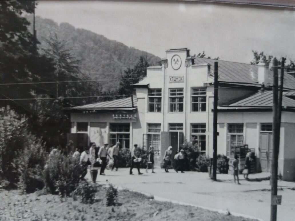 был построен в 1930 году, на фасаде изначально была дата, в 90 годах фасад обложили и закрыли дату.