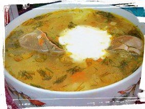 С почек снимите жир и плёнки, разрежьте каждую почку на 3-4 части, обменяйте, положите в кастрюлю, залейте холодной водой и вскипятите. Воду слейте, почки ещё раз обмойте, вновь залейте холодной водой и поставьте варить на 1-1,5 часа. Очищенные коренья и лук нашинкуйте соломкой и поджарьте на масле суповой кастрюле или сковородке. После этого кастрюлю снимите с огня, положите в неё очищенные и нарезанные ломтиками солёные огурцы и картофель, нарезанный брусочками, залейте процеженным бульоном из почек и на 25-30 минут поставьте варить. За 5-10 минут до окончания варки добавьте процеженный огуречный рассол, соль, а летом ещё нарезанный щавель или салат. При подаче в рассольник положите почки, нарезанные ломтиками, сметану или сливки и мелко нарезанную зелень петрушки или укропа.
Можно приготовить рассольник на мясном, курином или рыбном бульоне и подать с куском телятины, баранины, курицы, судака, осетрины. Вместо почек можно использовать потроха домашней птицы.
Для приготовления на 500 г говяжьих почек: два огурца, 2 петрушки, 1 стебель сельдерея, 1 штука репчатого лука, четыре штуки картофеля, две столовые ложки масла. 100 г щавеля или салата.
Приятного аппетита!
Подписывайтесь на канал или ставьте лайки