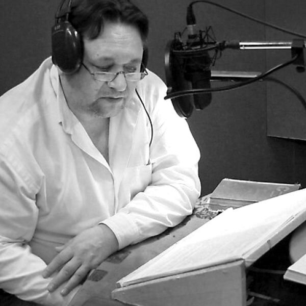 Voice actors. Голос аудиокниг. Вокал мужчина. Астерион актер озвучивания. Блондинка в студии звукозаписи.
