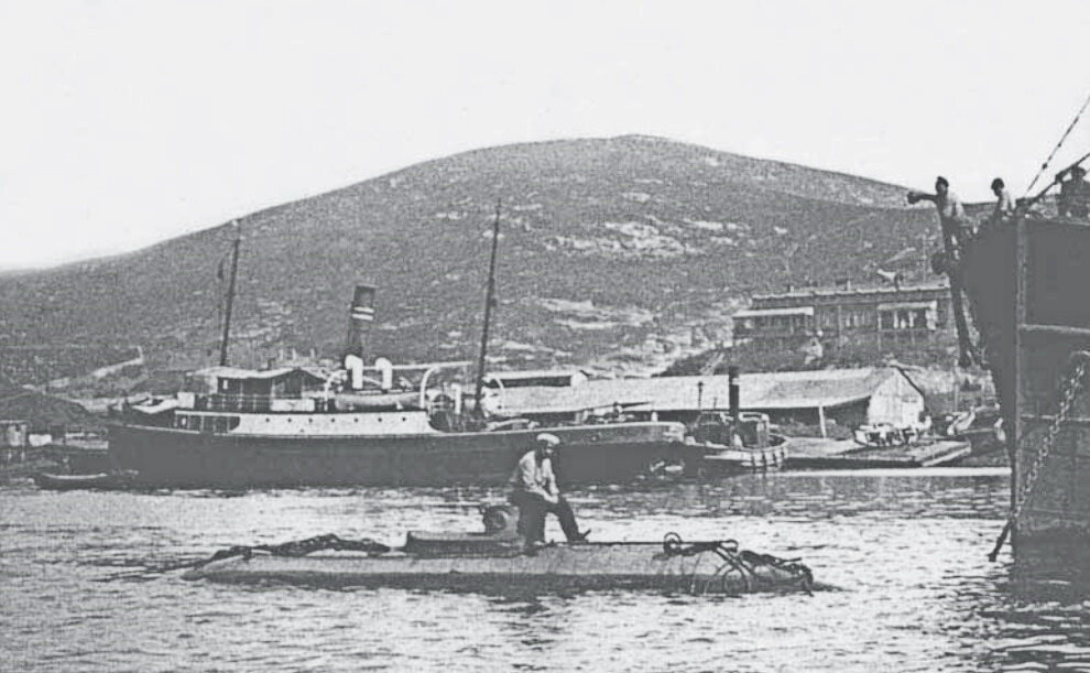 Подводная лодка Михаила Налетова в гавани Порт-Артура во время проведения испытаний на погружение. 17 сентября 1904 года.