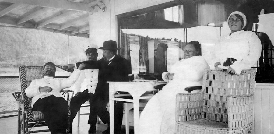 М.А.Попова на палубе парохода (в кресле). Волга, 1911 г. (Фото восстановлено Н.Зиновиным в 2009 г.) Фото: www.elatma2008.ru