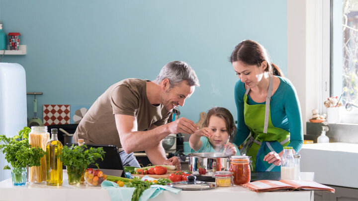 Здоровое сбалансированное питание Одна из причин ослабления иммунитета – нарушение микрофлоры кишечника, вызванное дисбалансом полезных и болезнетворных бактерий, когда количество полезных бифидо-, лакто- и других бактерий уменьшается в организме, в то время как колонии патогенных, напротив, активно размножаются. Это может происходить из-за неправильного или несбалансированного питания, а также из-за нарушения пищевого режима, вследствие чего организм начинает испытывать нехватку определенных веществ. Все это способствует не только подавлению кишечной флоры, но и авитаминозу. У маленьких детей явление авитаминоза наиболее распространено, поскольку их ЖКТ пока не готов самостоятельно вырабатывать и накапливать многие микронутриенты. И конечно, это сильно сказывается на иммунитете, вследствие чего ребенок постоянно заболевает.

Чтобы предотвратить нарушение естественной микрофлоры кишечника и его последствия, необходимо наладить режим питания, а также сформировать правильный рацион. После года малышу, уже знакомому с большинством продуктов питания, следует обеспечить пищевое разнообразие, богатое всеми необходимыми биологическими активными веществами.


Витамины и продукты питания

Витамин А
Необходим для формирования и роста клеток всех тканей организма; укрепляет сетчатку глаза, улучшая цветовое восприятие и остроту зрения, отвечает за правильное функционирование половой системы. Усиливает защитную функцию слизистой носоглотки и способствует активизации лейкоцитов, за счет чего происходит повышение иммунитета. Данный микроэлемент является жирорастворимым и имеет свойство накапливаться в организме, а потому рекомендуется умеренно употреблять продукты с его высоким содержанием.

Продукты с витамином А
Печень, желток яичный, масло сливочное, твердые сыры, черная икра, морковь, тыква, зелень, красный перец, помидоры, абрикосы, шиповник и др.


Витамины группы В
Включают 20 элементов, каждый из которых несет свою пользу для здоровья человека. В совокупности можно выделить несколько самых разных функций, за которые отвечают витамины этой группы: обеспечение полноценной работы внутренних органов, нервной и других систем организма; синтез гемоглобина, хорошее состояние кожи, волос и ногтей, укрепление зрения, обмен веществ и т. д. Эффект достигается при комплексном применении веществ группы В.