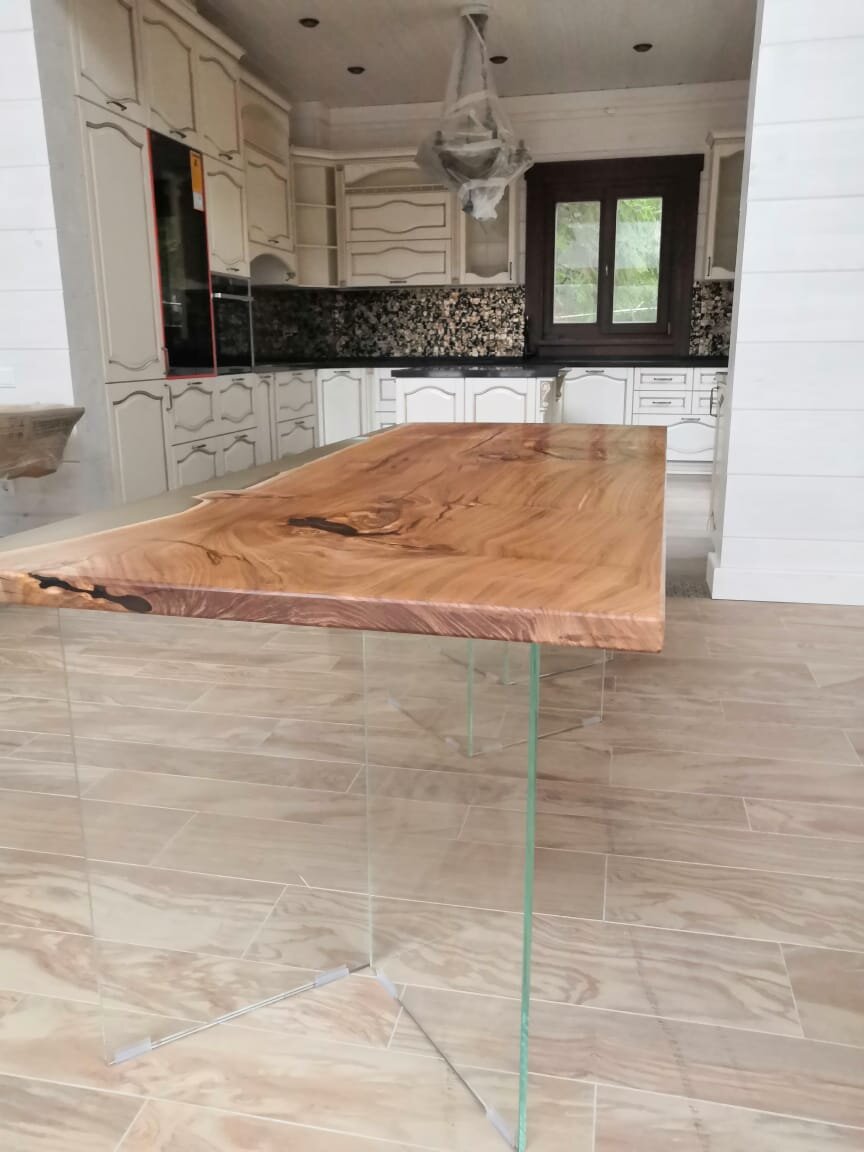 Стол в интерьере.