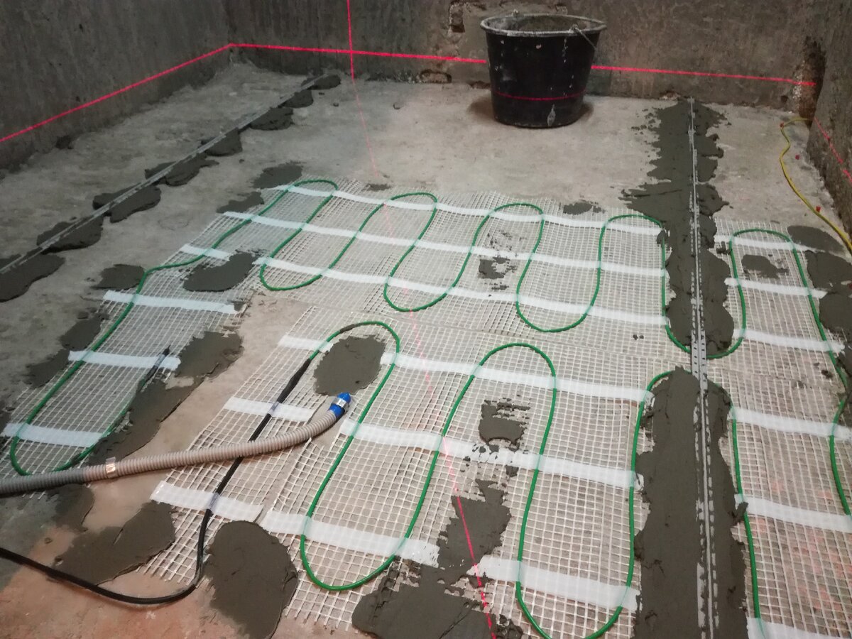 Установка маячков для стяжки.