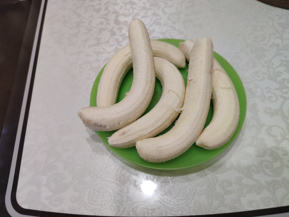 Замороженный банан. Нарезанный банан в морозилку. Замороженный банан. Банан в морозилке. Бананы в холодильнике.