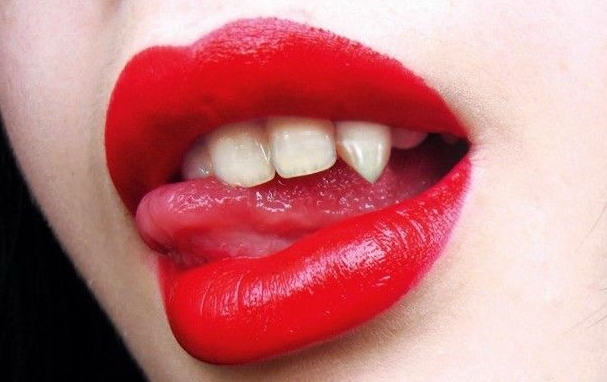Травма языка и щеки зубами - почему это происходит
