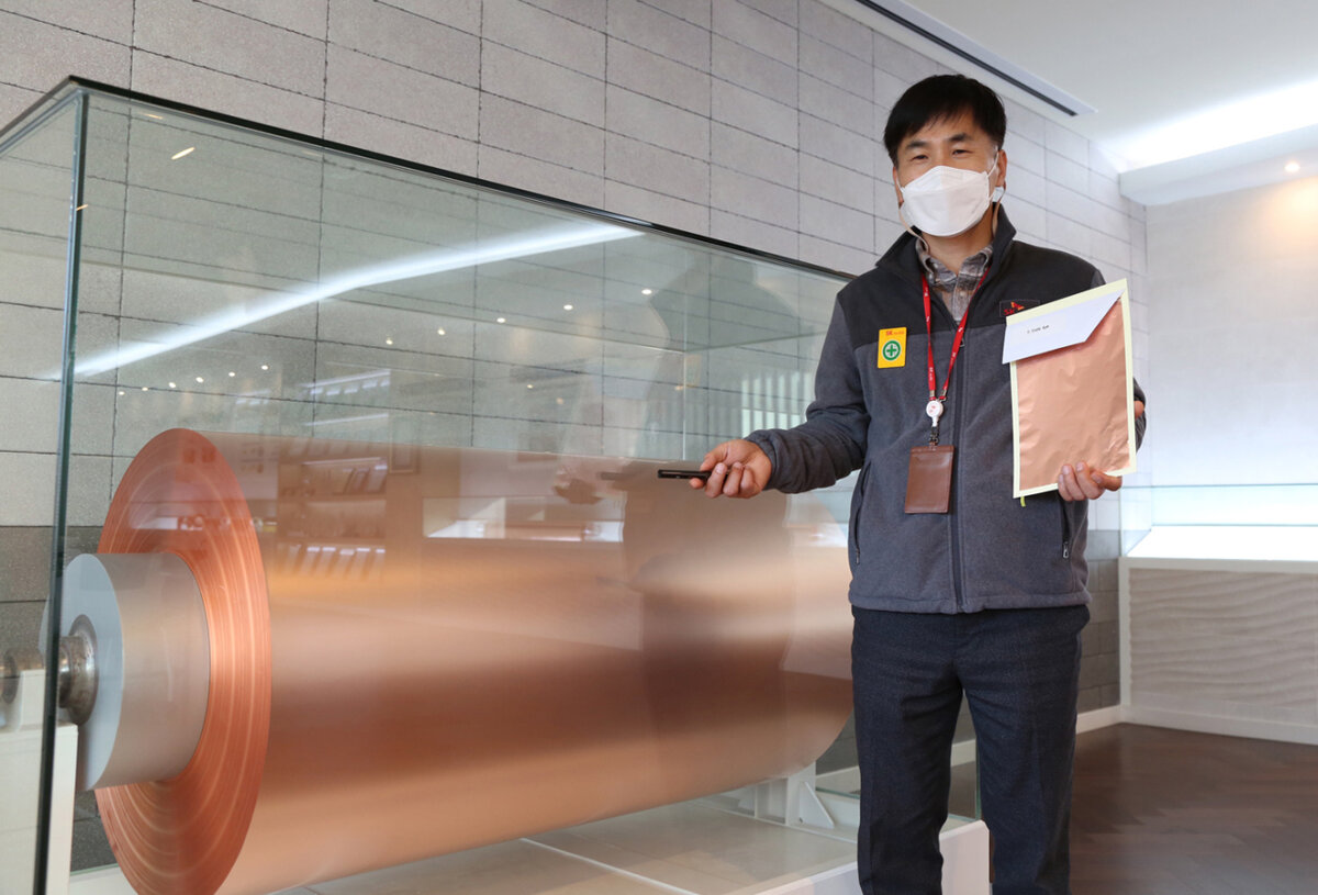 Официальный  представитель SK Nexilis кратко проинформировал журналистов о медной  фольге компании для электромобилей толщиной 6 микрометров и длиной 40  километров во время пресс-тура в Чонып, провинция Северная Чолла, в  понедельник. (SK Nexilis)