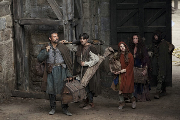 кадр из сериала "Столпы земли"