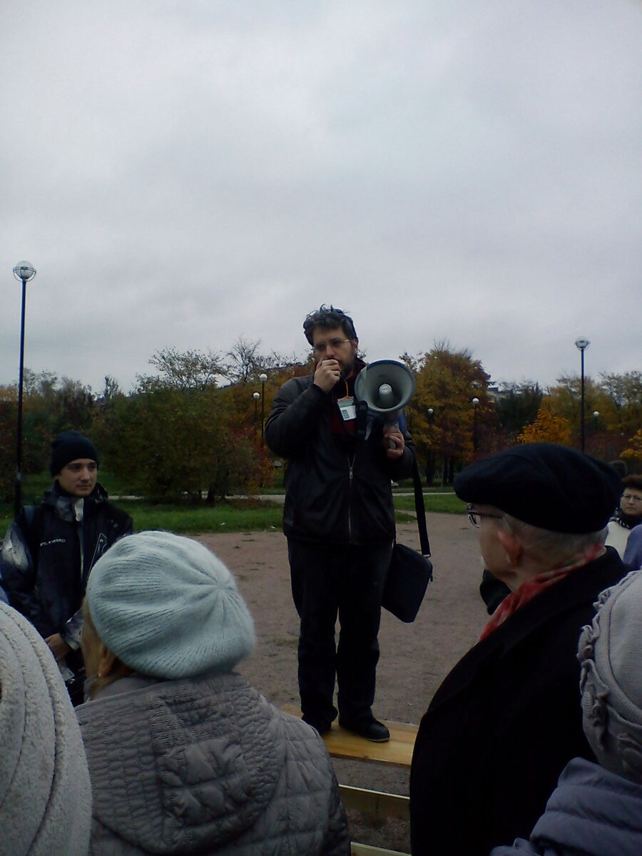 Митинг "За удобные переходы на проспекте Славы" 5 октября 2014 года. На фото с мегафоном - Владимир Волохонский. Источник: https://vk.com/doloykraba?w=wall6757593_944
