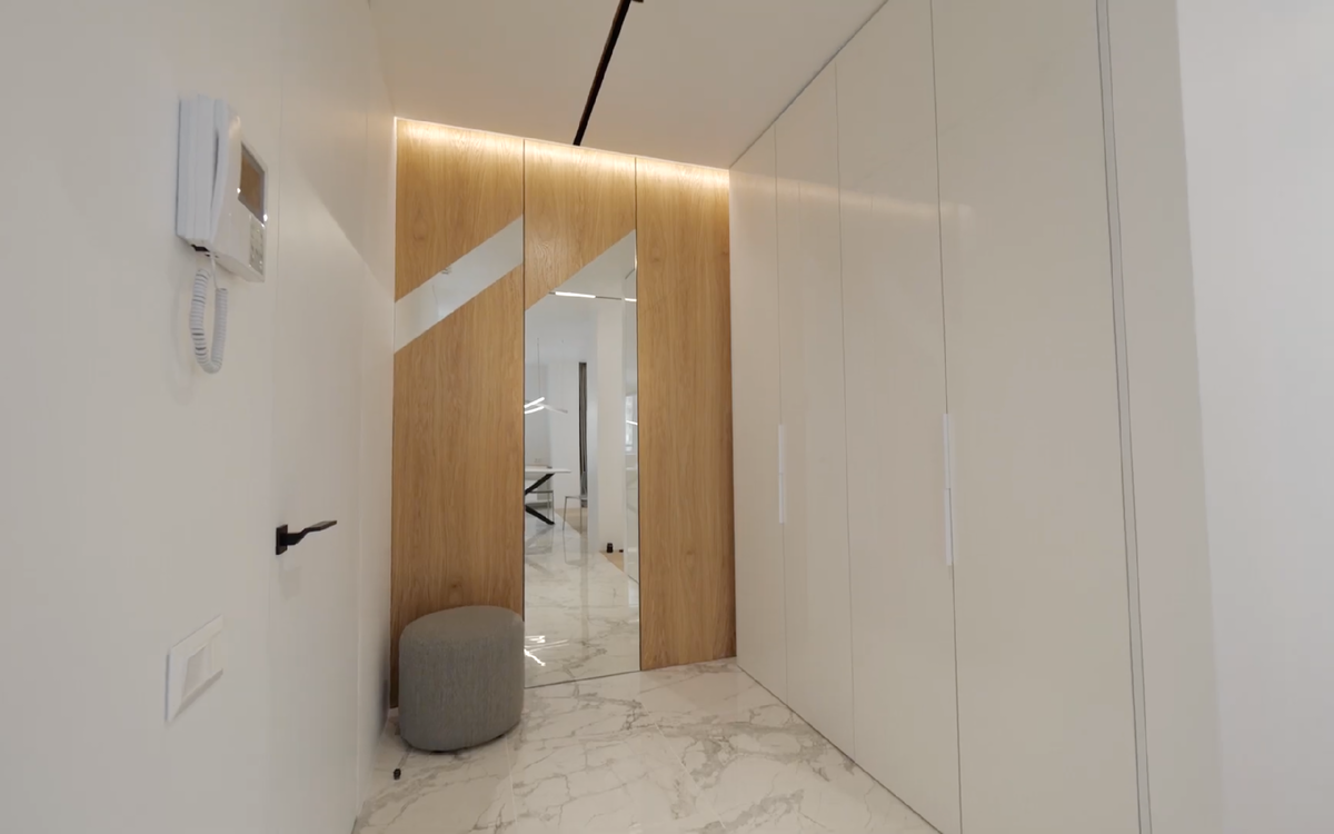 Прихожая в трехкомнатной квартире 140 м², ЖК "Зеленый мыс", Екатеринбург. Светлая прихожая. Стеновые панели из МДФ и шпона дуба. Шкаф из глянцевой плиты