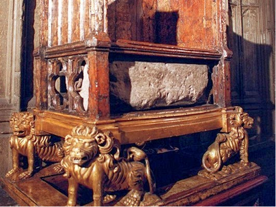 Теперь камень вмонтирован в трон. Источник https://storyfiles.blogspot.com/2014/04/blog-post_5955.html