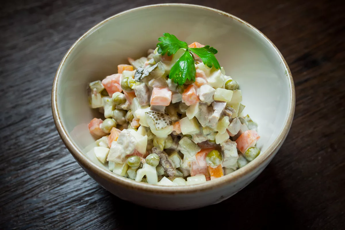 Салат Оливье с колбасой. Salat Оливье. Салават Оливье. Салат Оливье фото.