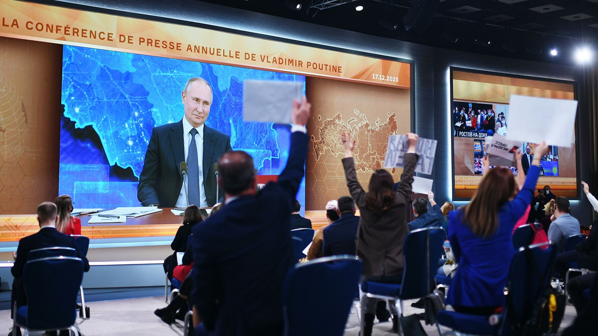 Пресс-конференция Президента В.В.Путина 17 декабря 2020 г. "Не оставь нас ,отец родной, сирых и убогих!  Что мы без тебя делать-то будем, без твоего отеческого пригляда и наставления  ?!" ( Слышен надрывный, не утихающий плач в городах и весях).   - Поставьте свой туфель ,Владимир Владимирович,  на стол, интересно посмотреть, как они будут лобызать его в экстазе. И не только они ! Отменили "холопство" в 1861 году, а психологические рецидивы ,как видим, остались по сию пору ! - И вы говорите, что всё дело в Путине ? А может быть, в "холопствующих", которых у нас не мало ?! Отпус-тите человека на заслуженный отдых, влюбчивые вы наши, и оглянитесь вокруг себя трезвым взглядом, может быть, найдете что-то не менее соответствующее сегод-няшнему дню ! Будьте гражданами, а не подданными и ,Боже упаси, хол....ми ! Какой сожа-леющий взгляд у Президента ! О-хо-хо, нам ,бедолагам ! 