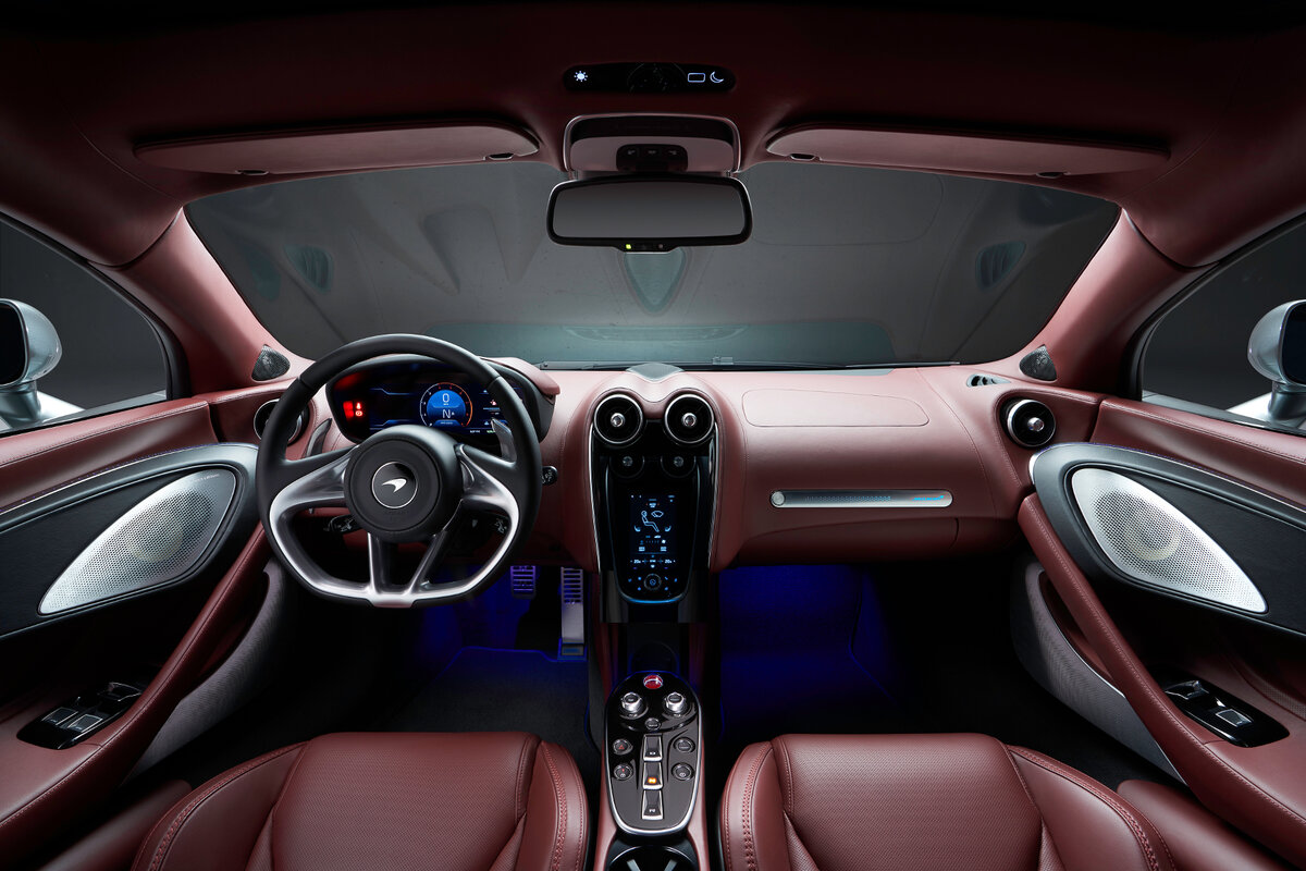 Интерьер McLaren GT выглядит так же благородно, как в лондонском мужском клубе.