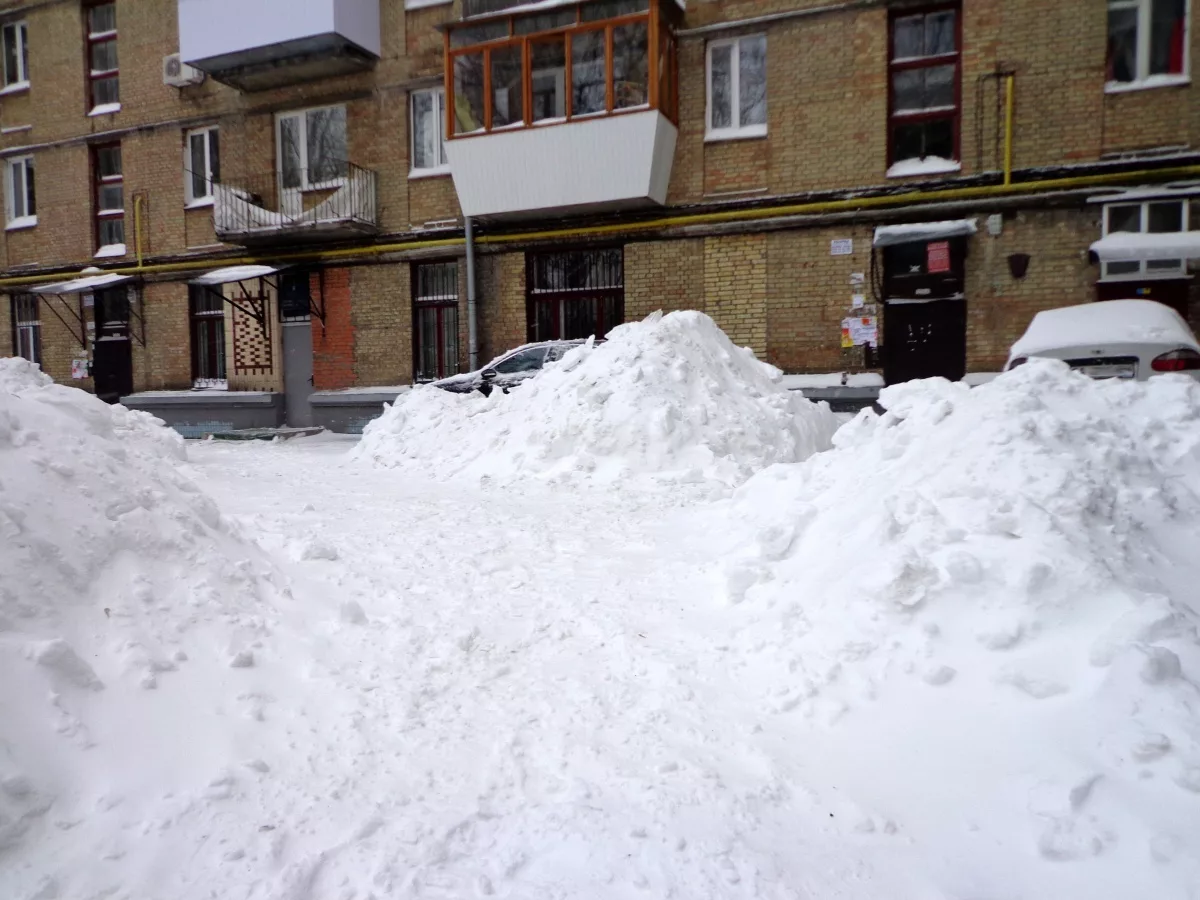 Снег строй. Снежные сугробы в городе. Сугробы во дворе. Снег во дворе. Много снега в городе.