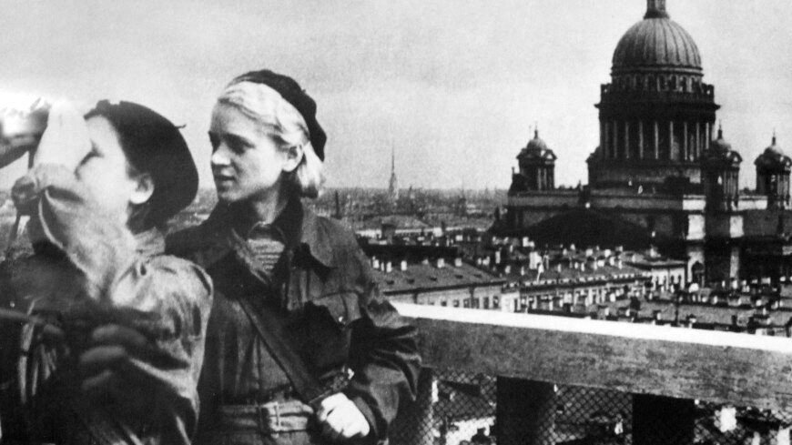 Это - профессиональные пожарные, а наши девочки были или с ними, или внизу - тушили фугаски