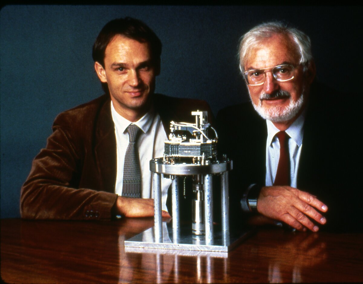 Герд Бинниг и Хейндрих Рорер с созданным ими сканирующим туннельным микроскопом