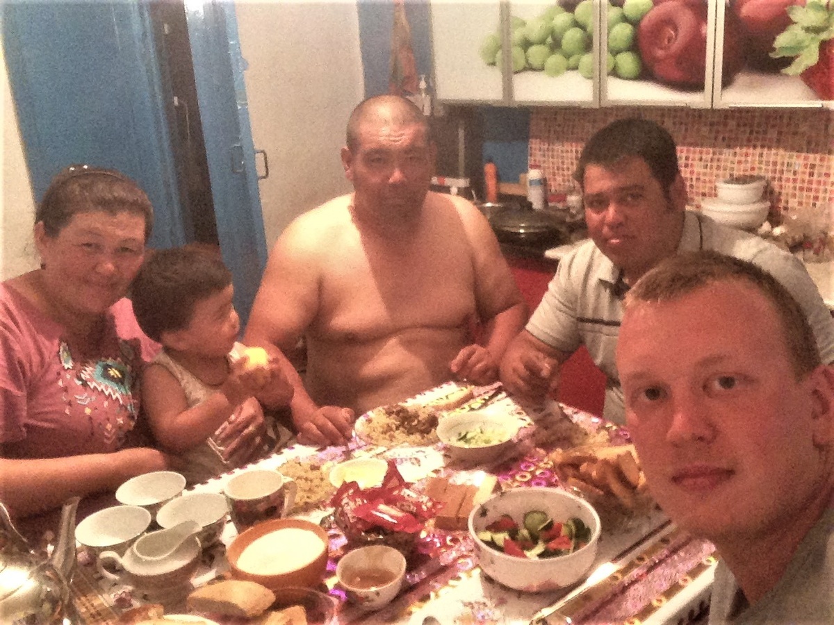 В гостях у казахов в западном Казахстане. И такая же ситуация - Хозяин Ерлан (с голым торсом посередине) и его брат справа от него неплохо говорят по-русски, а жена понимает но не говорит. Фото автора