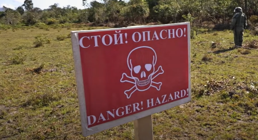 В древности Лаос называли «Лансанг» - что значит «королевство миллиона слонов». Сейчас же это страна миллиона авиабомб. С 1964-го года, девять лет подряд авиация США бомбила Лаос. Большинство бомб взорвалось сразу, многие сдетонировали позже, часть обезвредили лаосские саперы. Но никто не знает, сколько ещё взрывоопасных боеприпасов ждут своего часа. Взрывы в этой стране звучат до сих пор.