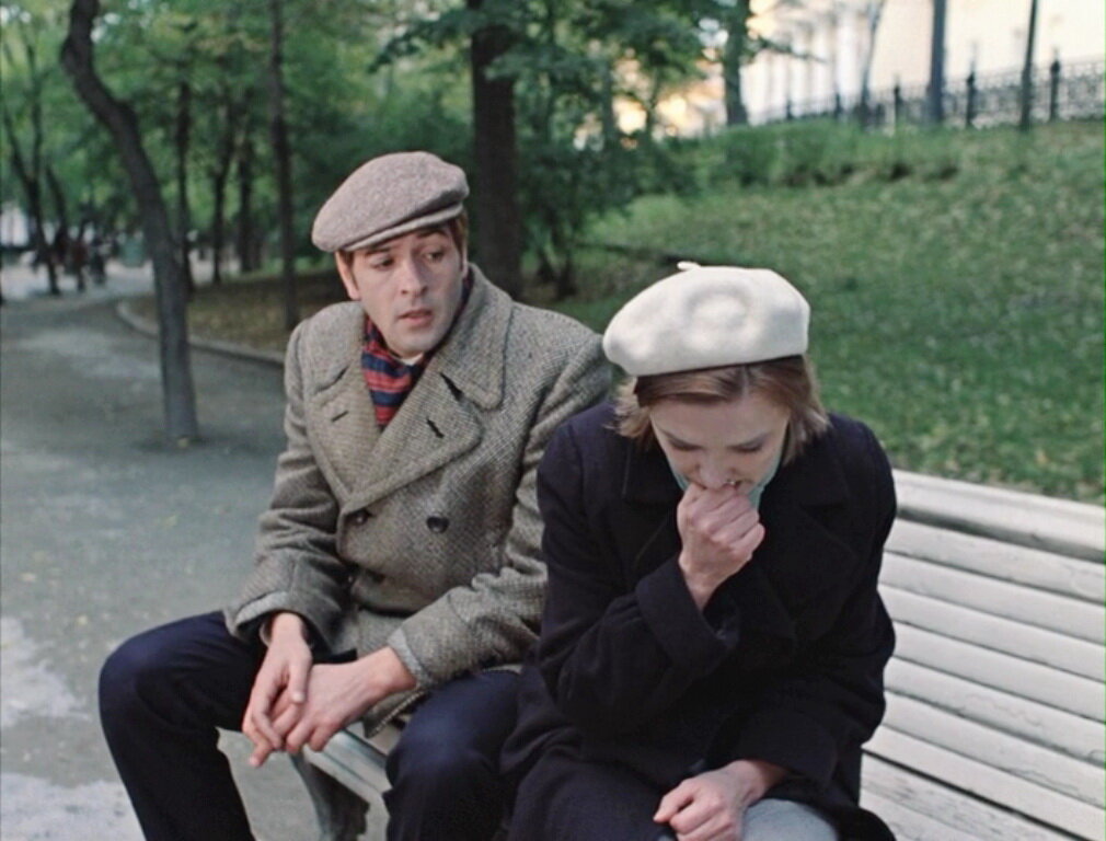 Рудольф оставляет Катерину наедине с её "личными проблемами", попросив "не делать из него отрицательного героя". Кадр из фильма "Москва слезам не верит". Источник фото - kino-teatr.ru 