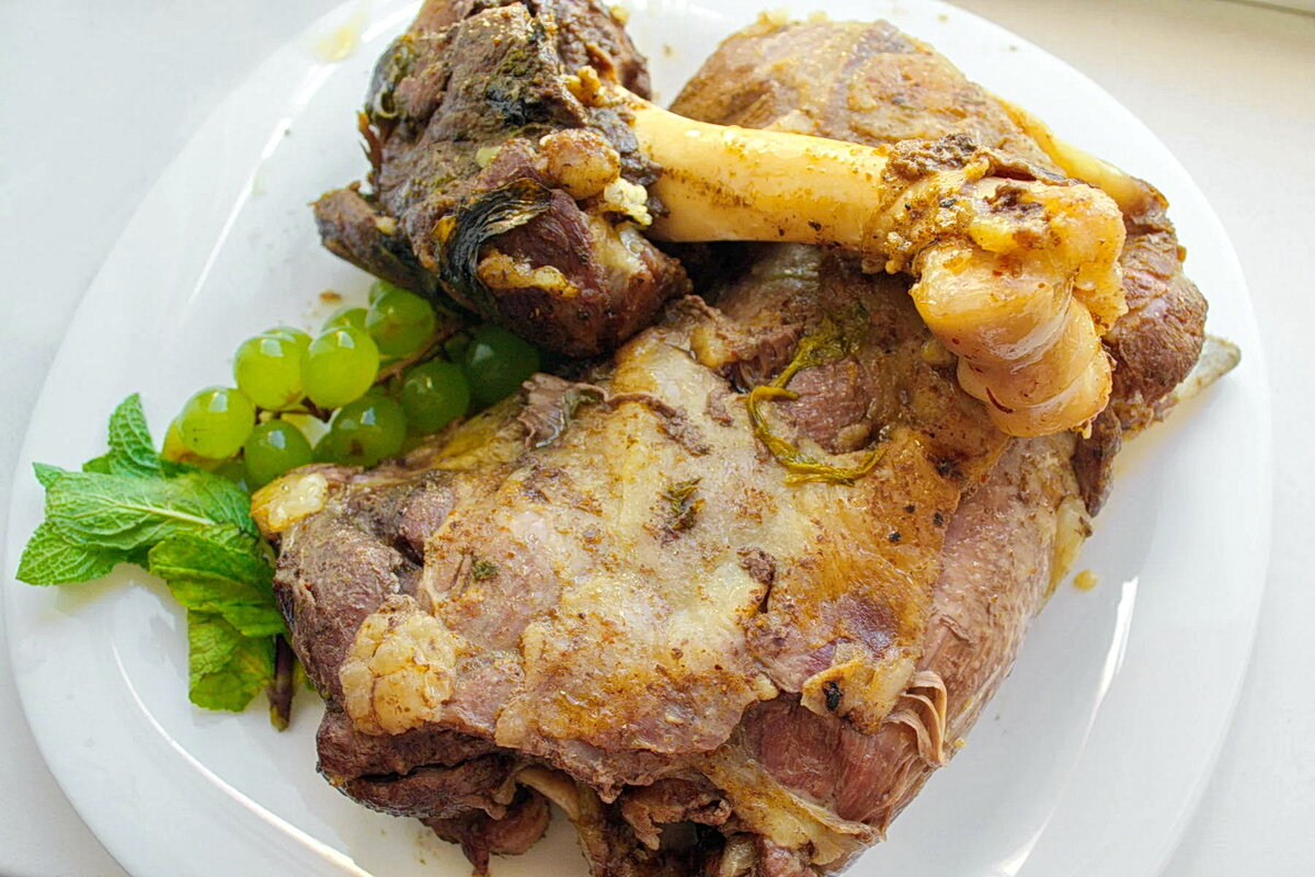 Мясо отходит от кости.