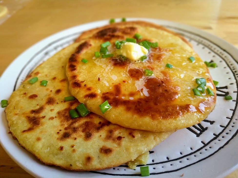 Рецепт лепешки с сыром и чесноком с фото