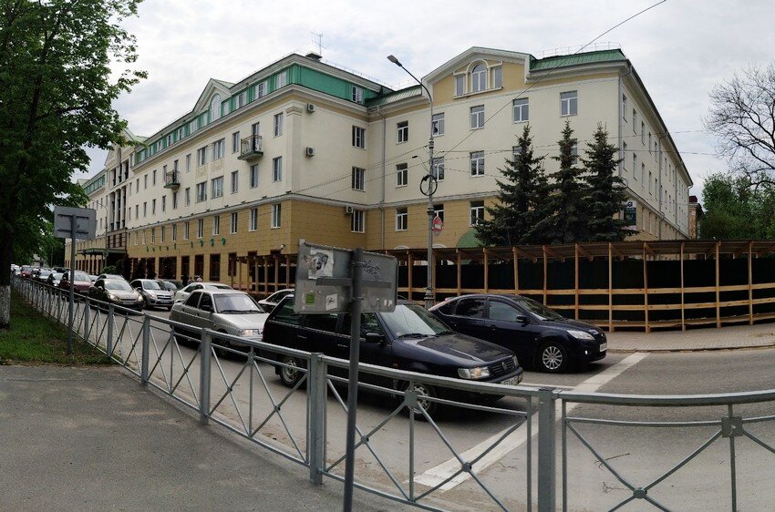 Гостиница "Акрон" - справа от гостиницы "Волхов"