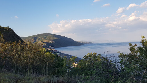 Посёлок в окружении гор на побережье Чёрного моря недалеко от Алушты. Неплохая инфраструктура и недорогое жильё.