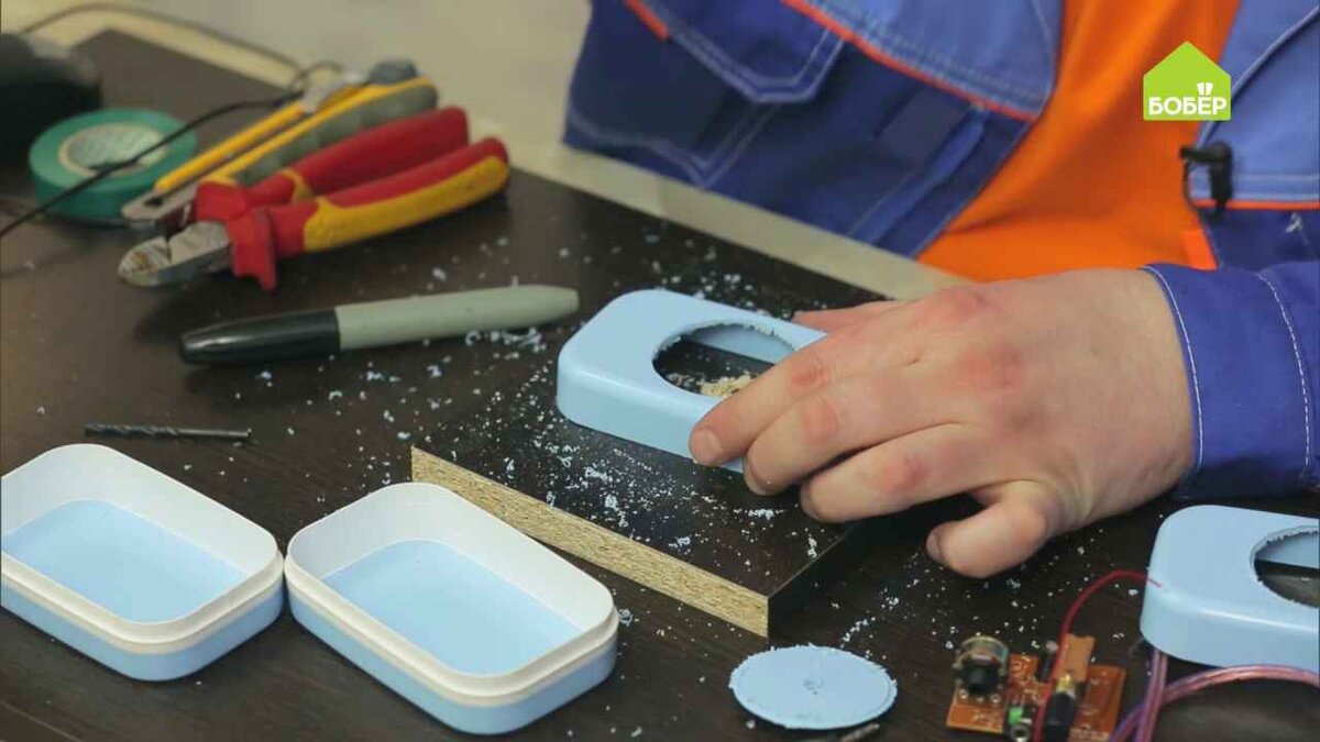 При помощи шуруповёрта и коронки сделайте отверстия.