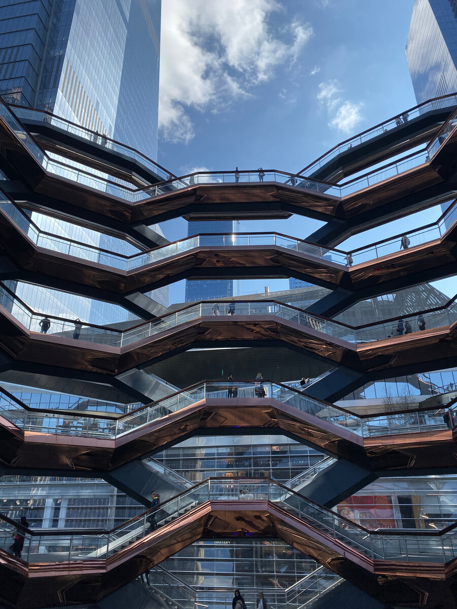 Здание состоит из 154 лестничных пролетов, с которых открывается прекрасный вид на Район Hudson Yards.