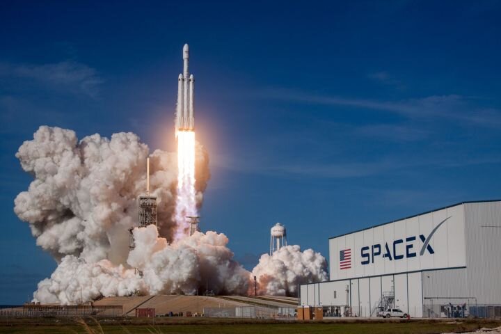 Илон Маск - владелец SpaceX, поэтому он мог пойти в комо со «своей» ракетой. Источник: SpaceX.