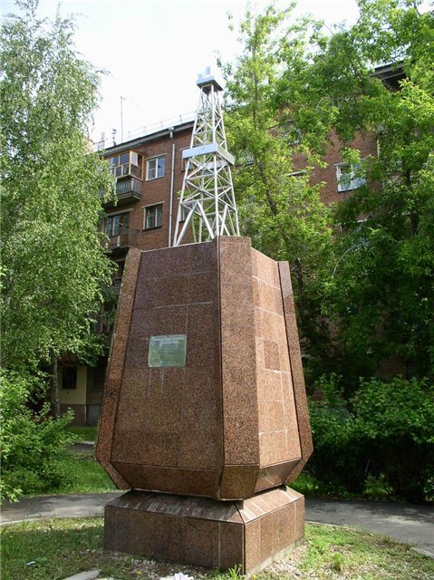 Памятник первой в Тюменской области скважине