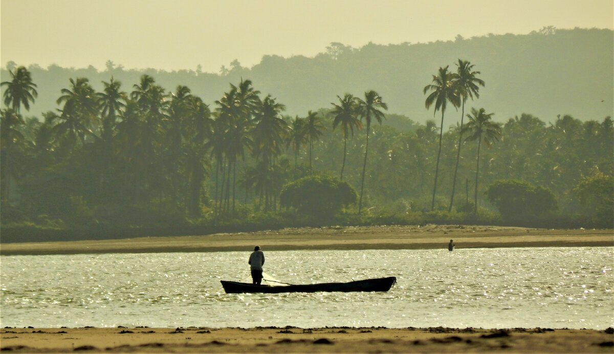 Одинокий рыбак на реке Чапора. Фото автора