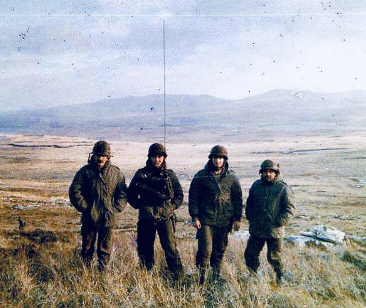 Бойцы 7-го пехотного полка накануне боя на горе Лонгдон. Июнь 1982 года.