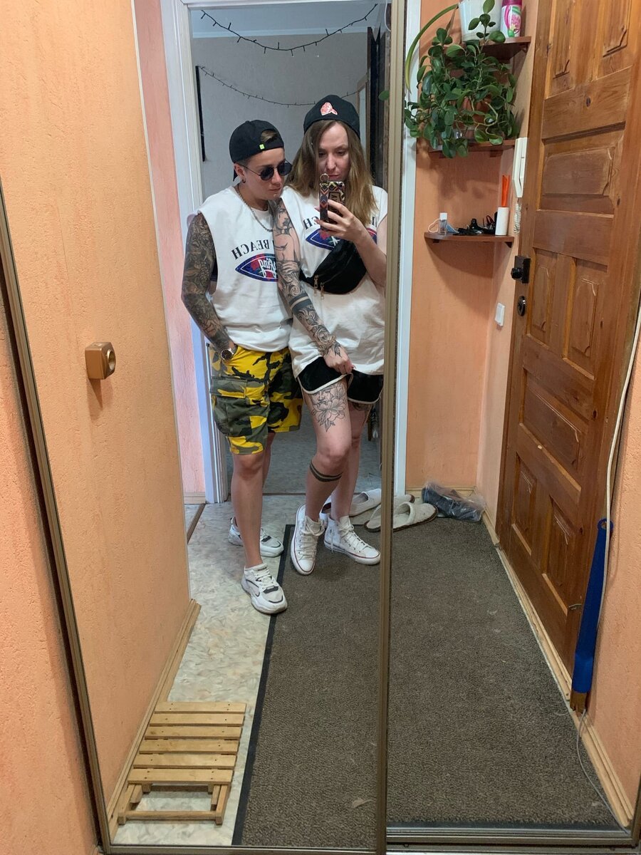 Миша купила нам одинаковые футболки. 