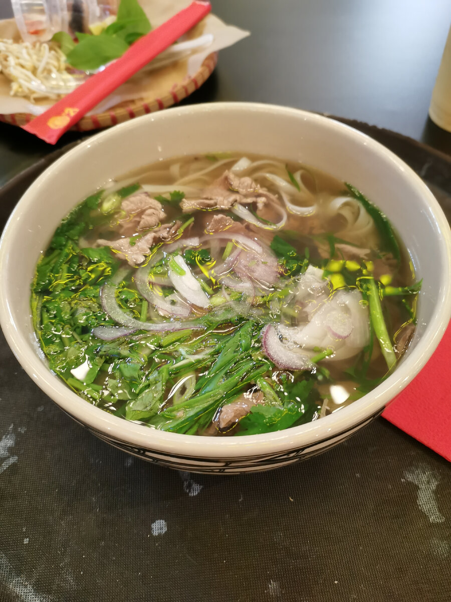 Порция супа в ресторане Bo. Листайте галерею. Фото автора