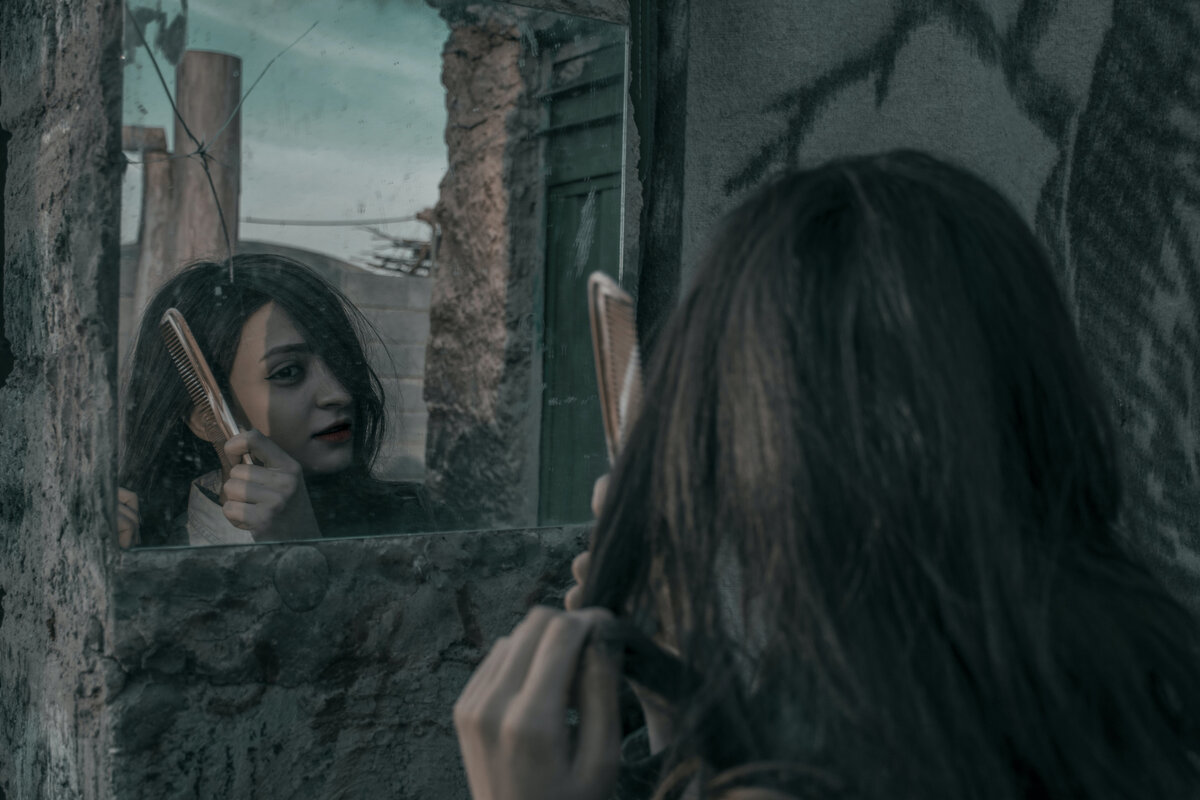 "С ней что-то не так", Екатерина Широкова. Фото Armin Lotfi Unsplash