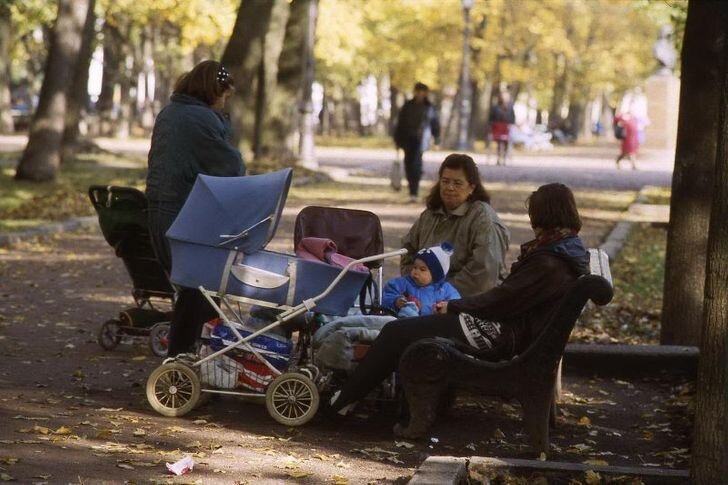 Мамы с детьми на прогулке