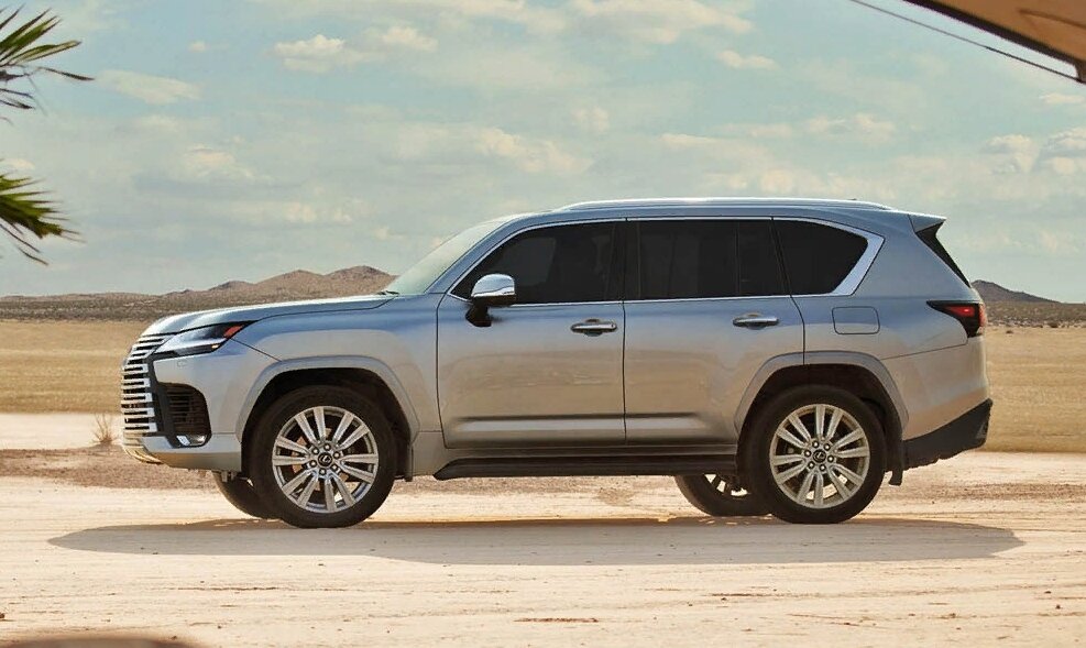 Lexus LX 600 2022 - в профиль