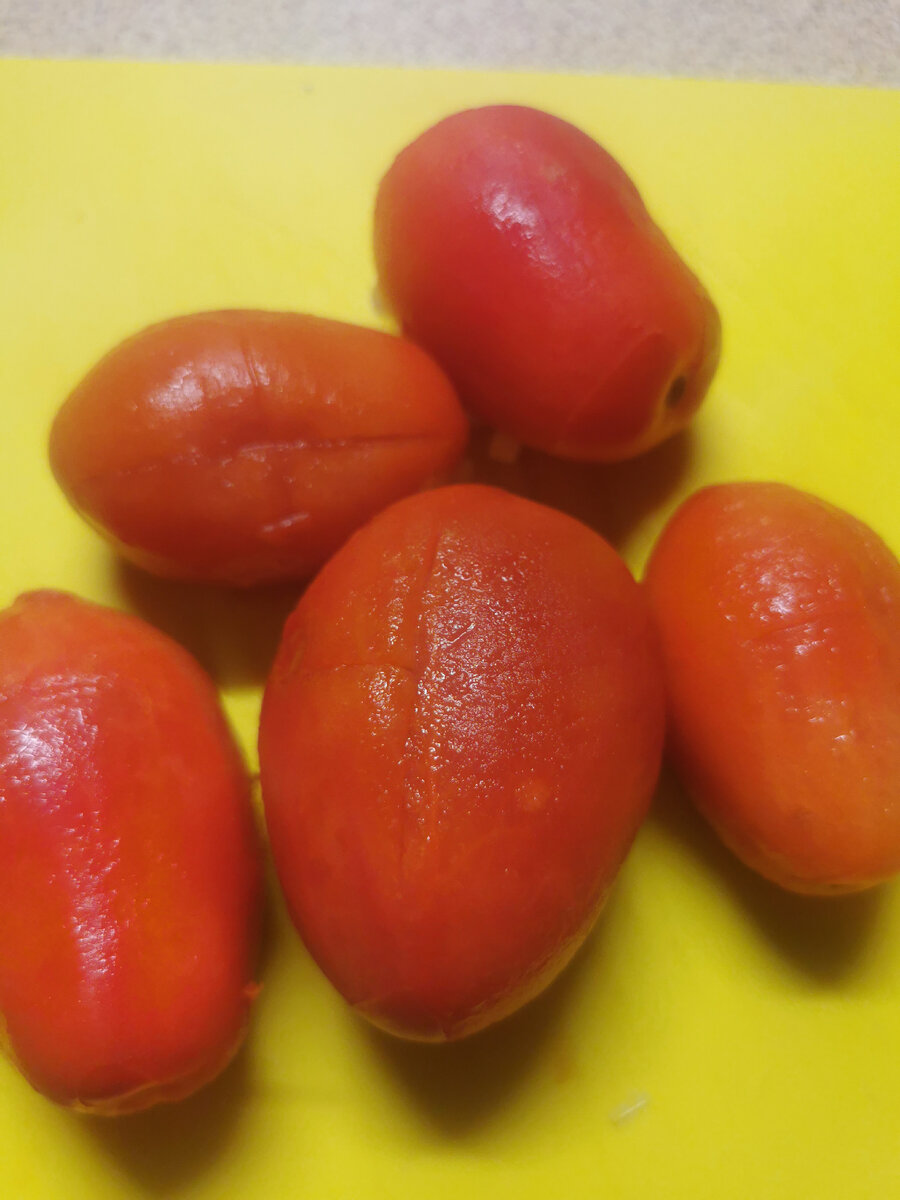 Прмидорки при помощи кипятка освобождает от кожуры