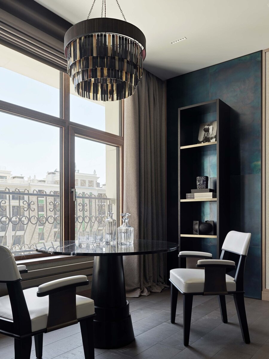 Фрагмент гостиной. Штоф и бокалы на столе, Baccarat.