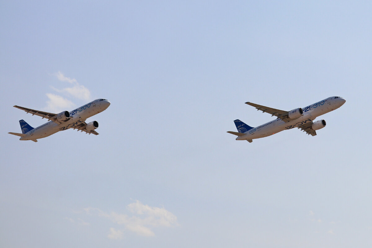 Парный пилотаж МС-21-300 и МС-21-310 на МАКС-2021
